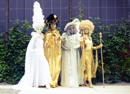 Living Dolls in Weiß, Gold und Silber